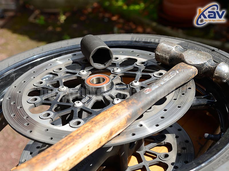 Lưu ý thay bạc đạn bánh trước xe máy