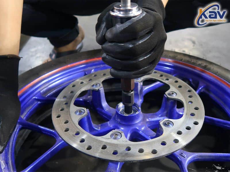 Cách tháo bạc đạn bánh trước xe máy