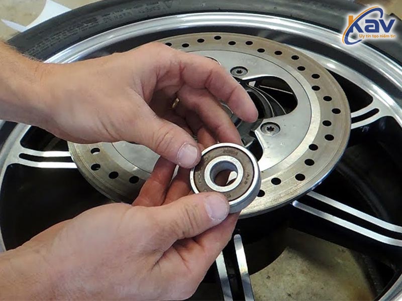 Lắp bạc đạn mới cho bánh trước xe máy